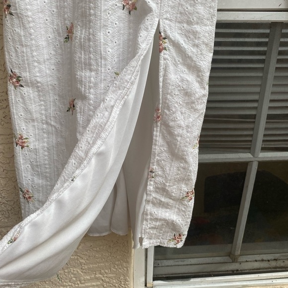 Chic White Floral Dress with Embroidery - Picture 3 of 4